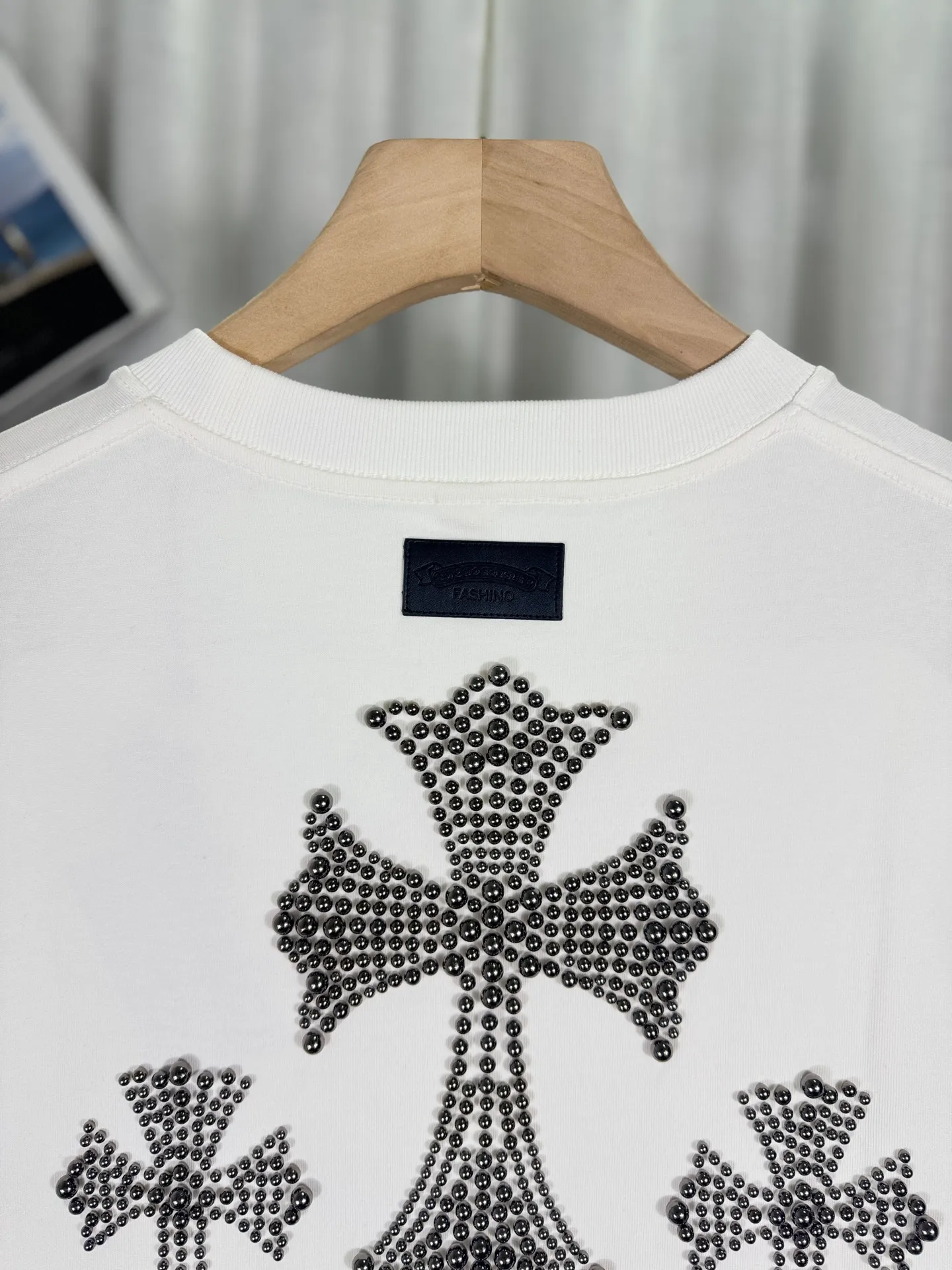 P250 top version, real shot without P, ​​different from market currency) 𝗖𝗵𝗿𝗼𝗺𝗲 𝗛𝗲𝗮𝗿𝘁𝘀/Cro Heart 2025 Autumn and Winter Horseshoe Cross Print Pearl Compass Couple Casual Long Sleeve 👑The highest version! Customized fabric 320g fabric! Horseshoe cross print pearl compass patch embroidery and exquisite embroidery of letters! The best-selling model in the counter, very comfortable to wear. Accessories: original molded and authenticated collar label➕100% silk wash label. Genuine purchase-grade original hangtag➕matching hanging rope➕3D hanging beads➕original packaging bag. Craftsmanship: The original version has consistent wiring! The highest version of the armhole matching technique! Color: Blue Black Size: S M L XL Style No.: 5171